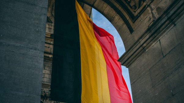 Nederlandse appartementen bij gracht